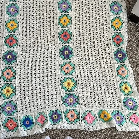 Vintage Hand Crocheted Granny Floral Cottagecore Boho Throw Blanket Afghan - Picture 9 of 11